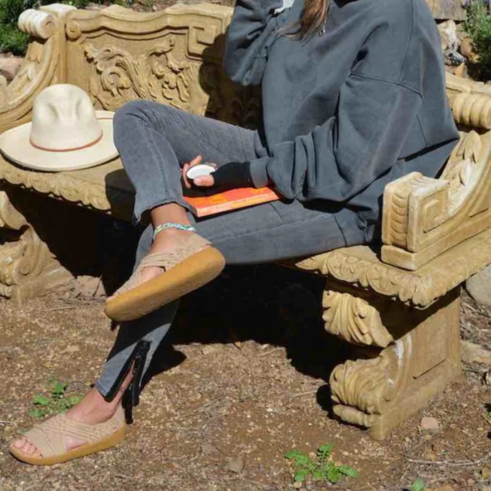 NWT Malibu Canyon Sandals